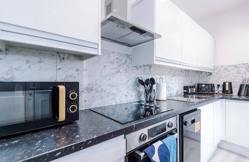 Leeds House | 5 br house sleeps 12 near Leeds City Centre with free parking