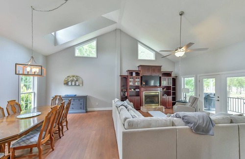 Semora House | 5 BR Lakefront Getaway + Fire Pit + Lake Views