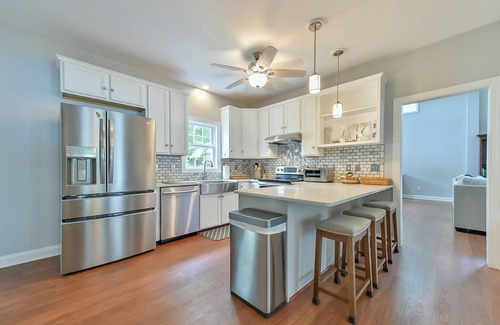 Semora House | 5 BR Lakefront Getaway + Fire Pit + Lake Views