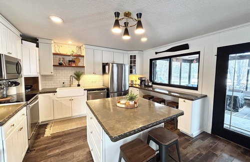 Spooner House | 5 BR Spacious Lake House with Hot Tub