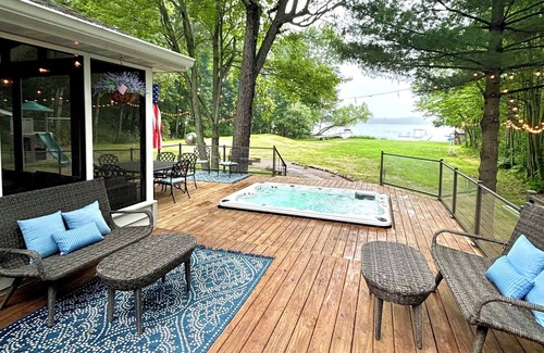 Spooner House | 5 BR Spacious Lake House with Hot Tub