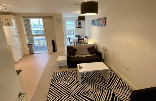 Cambridge Apartment | 5* Brand New Apartment Cambridge Train Station