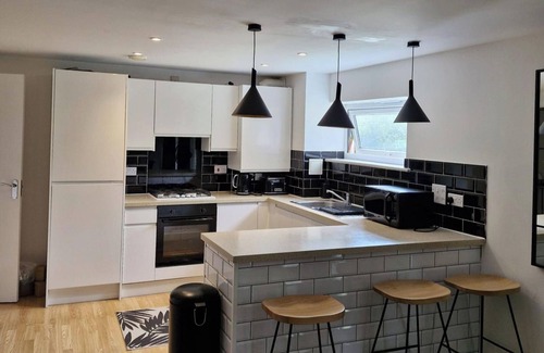 Dartford Apartment | 5 Guests - Pet Friendly - Balcony & Free Parking
