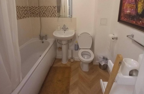 Dartford Apartment | 5 Guests - Pet Friendly - Balcony & Free Parking