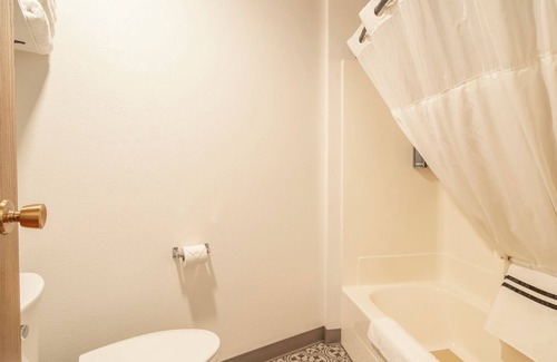 Pinnacles Entrance Badlands Hotel | 5-Hansen Inn & Cabins, Room, Single King, Ground Floor, Dog Friendly, No Smoking