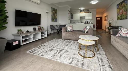 Cape Town City Centre Apartment | 5 Inverness super luxury one bedroom with pool with garden