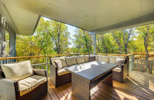 Skyway House | 5 Mi to Area Attractions Home with Indoor Hot Tub