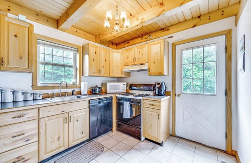 Jay Cabin | 5 Mi to Jay Peak Resort: Cabin w/Pond Access!