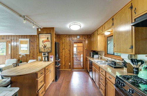Oroville Cottage | 5 Mi to Lake Oroville: Huge Riverfront Home!