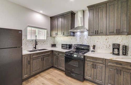 Sylmar House | 5 Mi to Metrolink: Pet-Friendly Los Angeles Home!