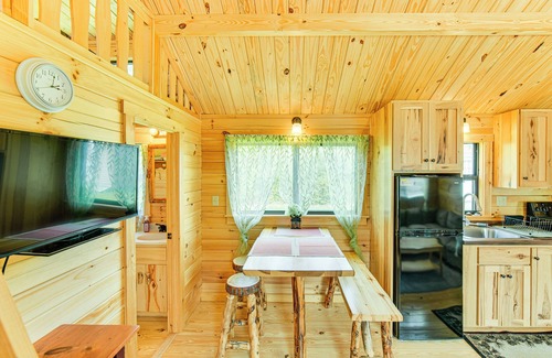 Selinsgrove Cabin | 5 Mi to Susquehanna Boating! Secluded Log Cabin