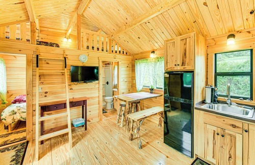 Selinsgrove Cabin | 5 Mi to Susquehanna Boating! Secluded Log Cabin