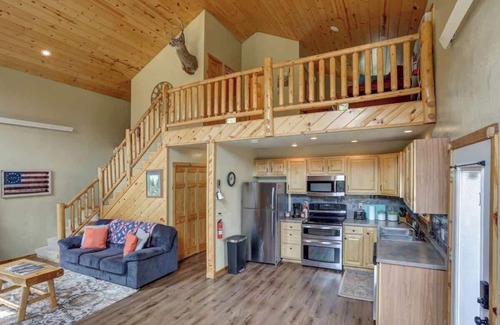 Keystone House | 5 Miles from Mt- Rushmore, with private hot tub!