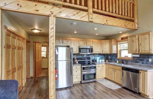 Keystone House | 5 Miles from Mt- Rushmore, with private hot tub!