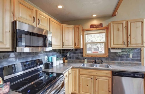 Keystone House | 5 Miles from Mt- Rushmore, with private hot tub!