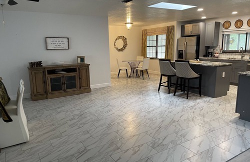 Fellowship House | 5 miles to WEC - 4 bdrms, 6 beds, Ofc area, 2.5 baths, 2800 SF Home, Sleeps 10