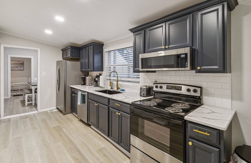 Metropolitan Apartment | 5 Min Drive to Downtown! Modern 3BR in Savannah!