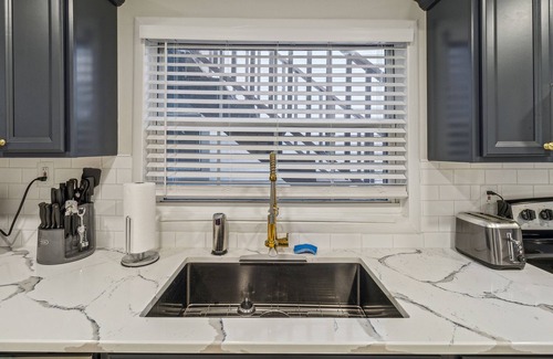 Metropolitan Apartment | 5 Min Drive to Downtown! Modern 3BR in Savannah!