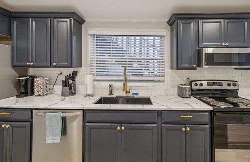 Metropolitan Apartment | 5 Min Drive to Downtown! Modern 3BR in Savannah!