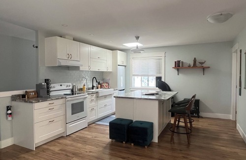 Regional District of Nanaimo Apartment | 5 min Lake & Trail Access! Private, Safe, Fully Stocked nClose to VIU & NRGH