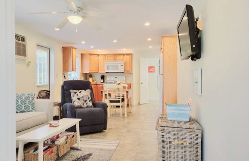 Naples Park House | 5 min to Bchs. Beach Pass Included! Avail Jan 2026 21 nt min.