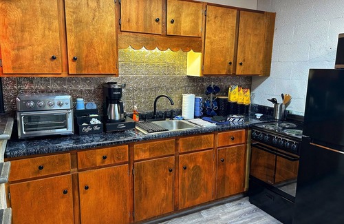 Clifton Forge Cabin | 5 min to Douthat, Stained Glass, Fall Foliage, King Bed, Fly Fishing, Fireplaces