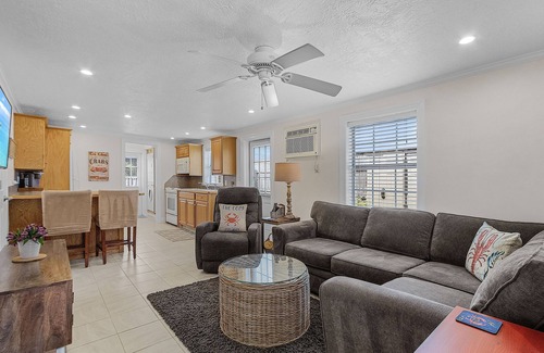 Naples Park House | 5 min to Gulf Beaches. Beach Pass Included! Avail March 2026 (21 nt min).nnn