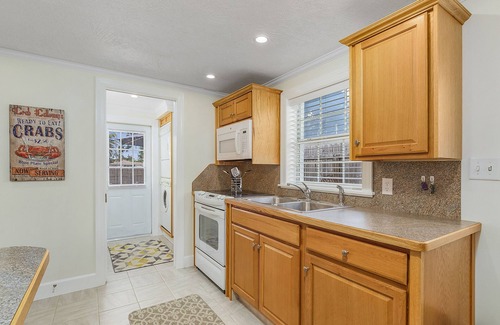 Naples Park House | 5 min to Gulf Beaches. Beach Pass Included! Avail March 2026 (21 nt min).nnn