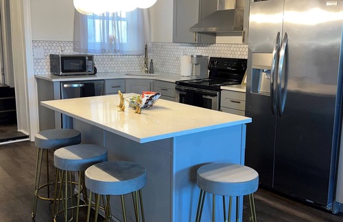 East Allegheny Apartment | 5 mins from Acrisure Stadium, PNC Park & Stage AE