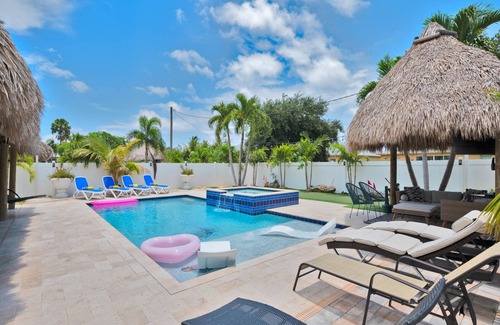 Boynton Beach House | 5 Mins to beach; 5BD, 4.5BA, Heated pool, Jacuzzi, Mini Golf, Tiki Huts.
