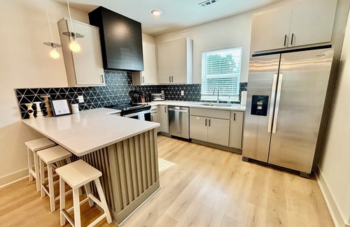 Donelson House | 5 mins to Broadway! Our 3-bed retreat has a private ping-pong room, speedy Wi-Fi and free parking. Sleep: Comfy beds with hotel linens. Play: Ping-pong, board games, fenced backyard. Cook: Stocked kitchen, coffee bar, blender. Family gear