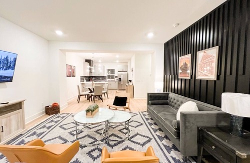 Donelson House | 5 mins to Broadway! Our 3-bed retreat has a private ping-pong room, speedy Wi-Fi and free parking. Sleep: Comfy beds with hotel linens. Play: Ping-pong, board games, fenced backyard. Cook: Stocked kitchen, coffee bar, blender. Family gear