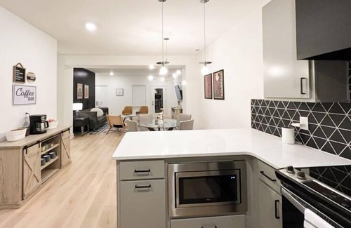 Donelson House | 5 mins to Broadway! Our 3-bed retreat has a private ping-pong room, speedy Wi-Fi and free parking. Sleep: Comfy beds with hotel linens. Play: Ping-pong, board games, fenced backyard. Cook: Stocked kitchen, coffee bar, blender. Family gear