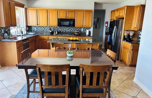 Winchester House | 5 Mins to Temecula Wine Country; resort-like pool spa with amazing sunset views!