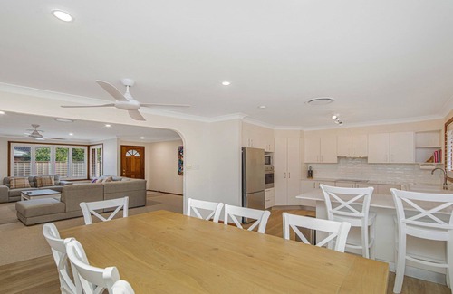 Umina Beach House | 5 minute walk to Umina Beachfront - Great family friendly home