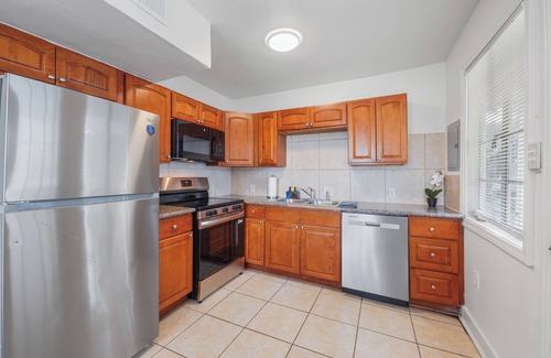 Highlands - Perkins Apartment | 5 Minutes from Tiger Stadium/King Bed