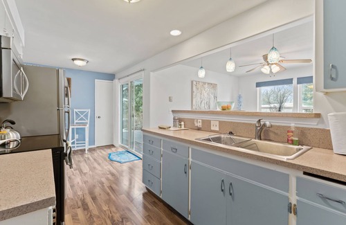 Cheney House | 5 minutes to EWU! Large home backing to scenic wheat fields!