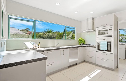 Matakana House | 5 Minutes Walk to Matakana Village, 5 Minute Drive to Omaha Beach