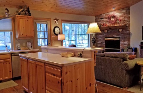 Deer Park House | 5 Modoc-Sunriver, Oregon: Hot Tub, BBQ, WiFi, SHARC Aquatics, Tubing Hill, Mt. Bachelor, Golf, Deschutes River, Tennis, Bike Paths