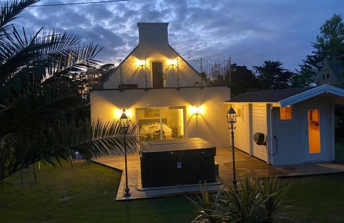 Guisseny House | 5 star beach villa sauna and jacuzzi