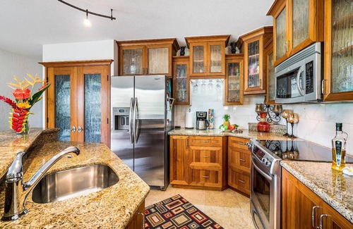 Kailua-Kona Condo | 5-star Four Seasons style renovated gem with A/C and Ocean View