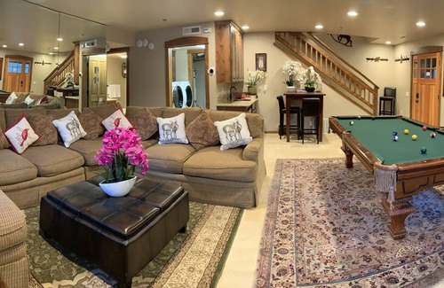 Mammoth Lakes House | 5 Star + LUXURY + 2500 Sqft + 3 Bedroom + Walk to CANYON Chairlifts + Sleep 8