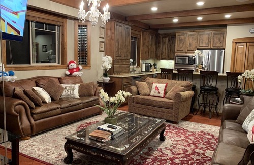 Mammoth Lakes House | 5 Star + LUXURY + 2500 Sqft + 3 Bedroom + Walk to CANYON Chairlifts + Sleep 8