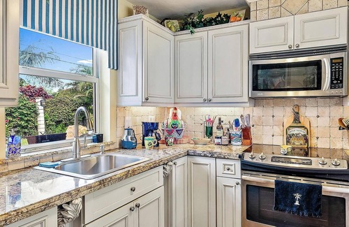 Southside House | 5 Star Luxury Private Pool Home min to Beaches & attractions Waterfront COM