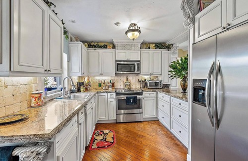 Southside House | 5 Star Luxury Private Pool Home min to Beaches & attractions Waterfront COM