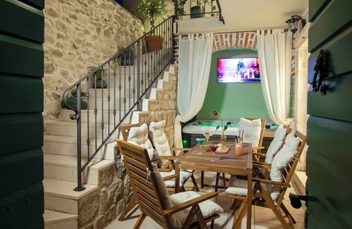 Rab Villa | 5-star luxury villa in the heart of the old town Rab with parking. Pet-friendly!