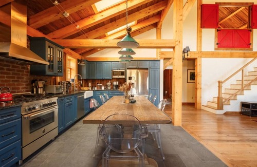 Mount Marion House | 5-Star New Barn Home - Music Studio, Views & Hot Tub