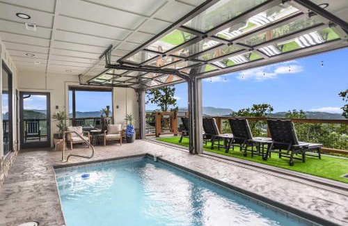 Gatlinburg - Pigeon Forge Ski Chalet | 5 Suites - 180 View - Pool-Spa-Theater - Fireplace