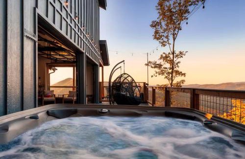 Gatlinburg - Pigeon Forge Ski Chalet | 5 Suites - 180 View - Pool-Spa-Theater - Fireplace