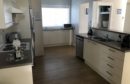 Burrill Lake House | 500 Metres from the Beach Lovely Cottage with Magnificent Lake View and Sunsets